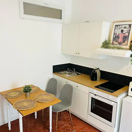 Apartment En Plein Coeur Du Vieil Antibes, Vue Sur Place Romantique Antibes